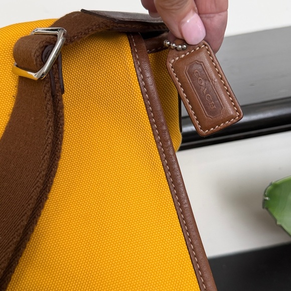 Coach canvas leather trim messenger bag crossbody shoulder purse versatile - Picture 2 of 11